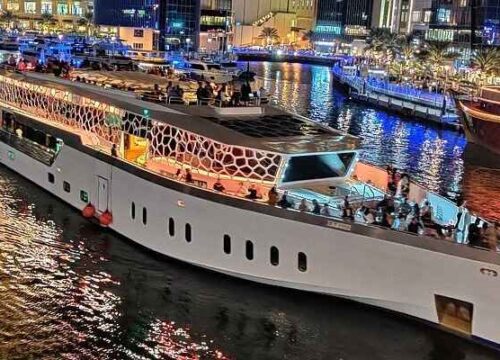 Ужин на мега-яхте Lotus в Дубае